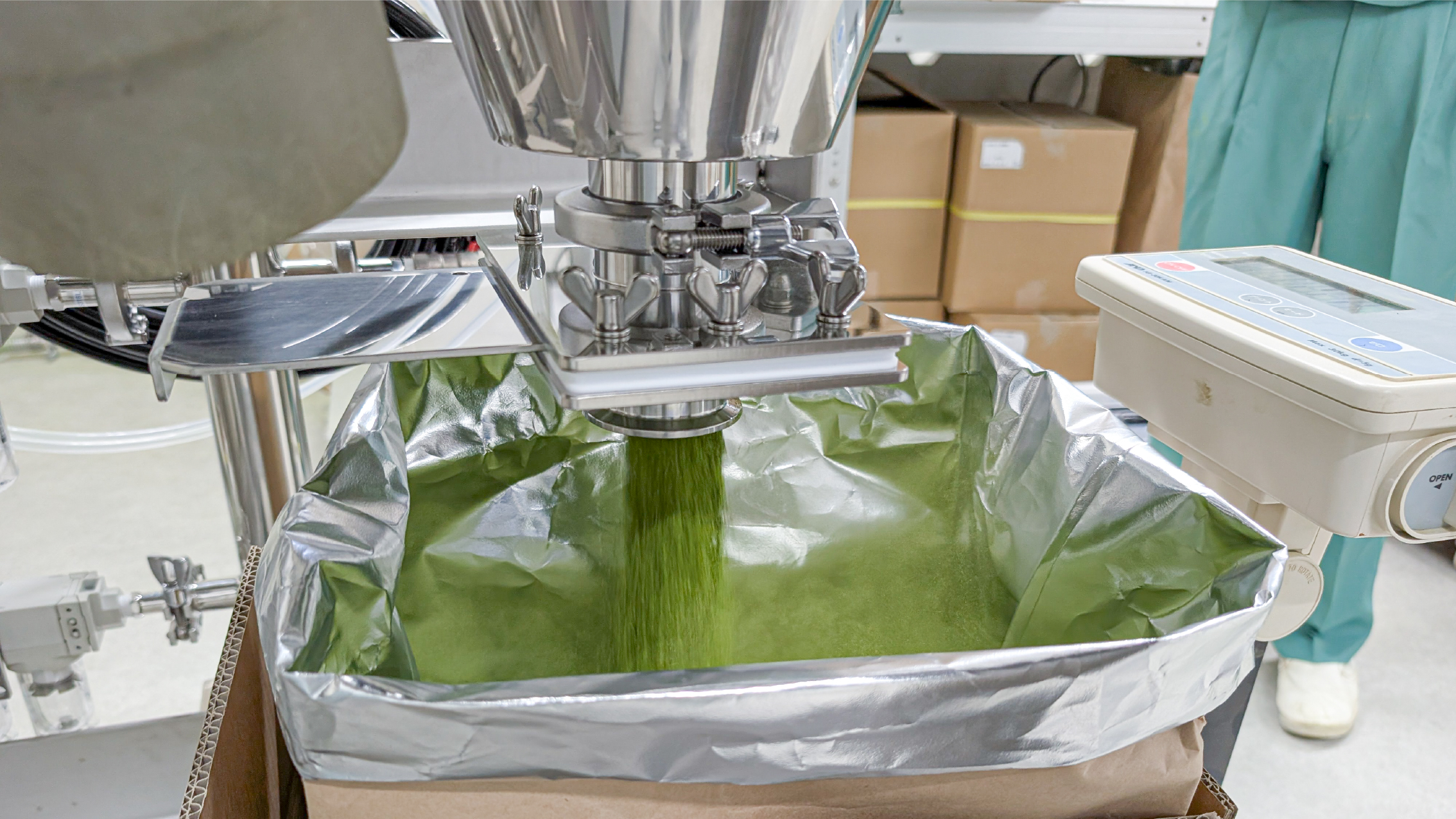 エアレーションホッパーによる抹茶排出の様子