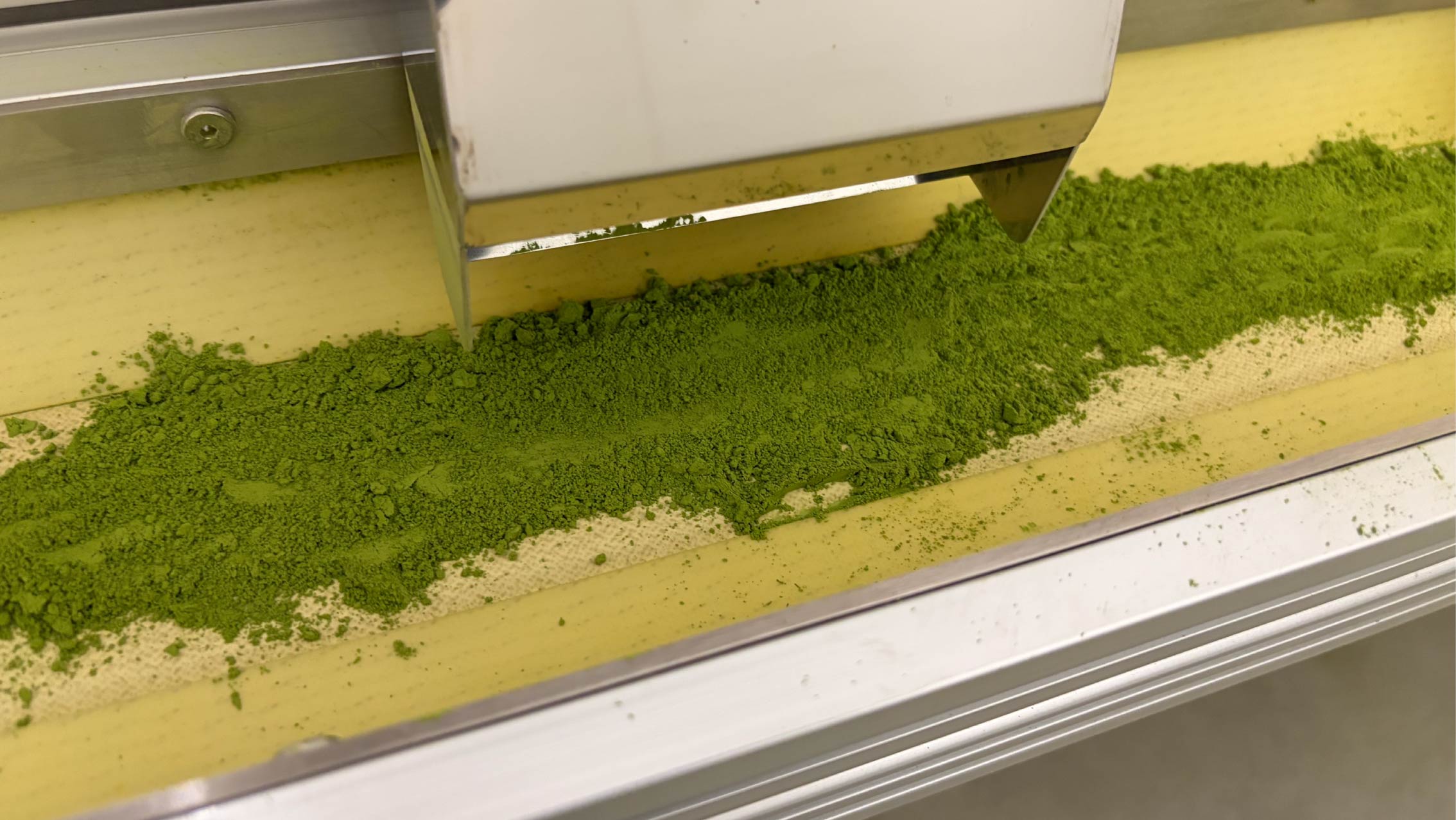 微粉機で挽かれた抹茶