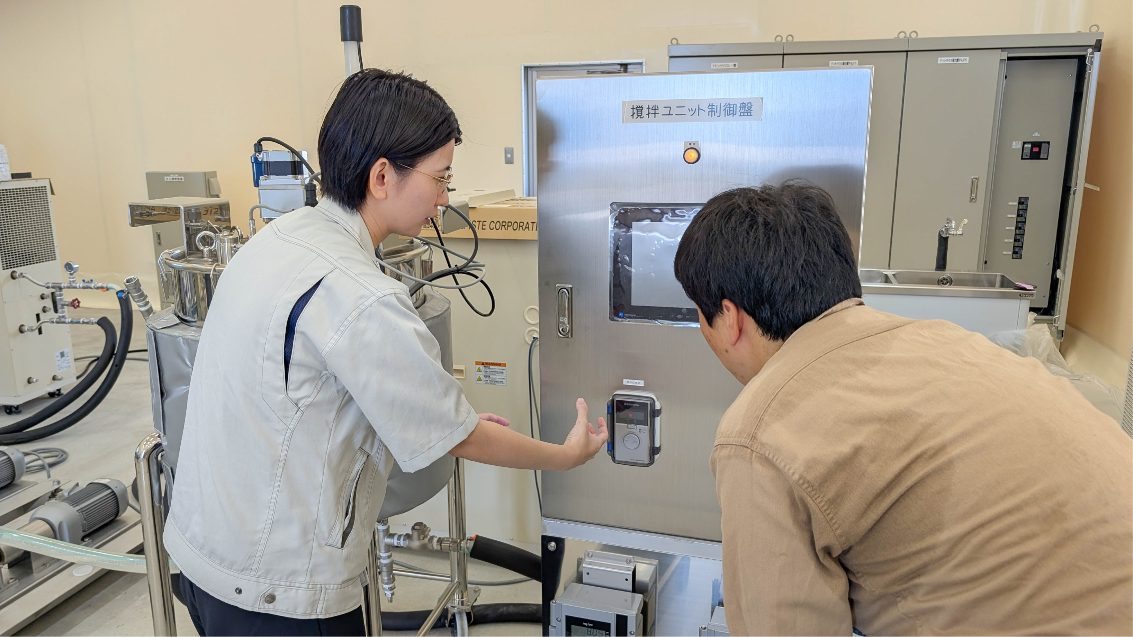 制御盤の操作説明の様子