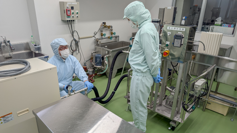 チラー点検後の操作説明の様子