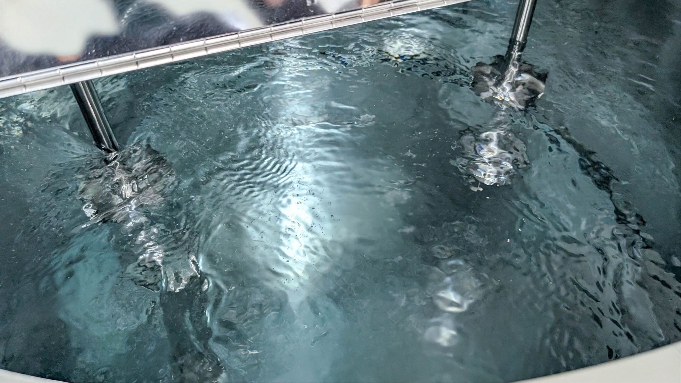 水を入れて撹拌した様子。水面が暴れずに混ざる