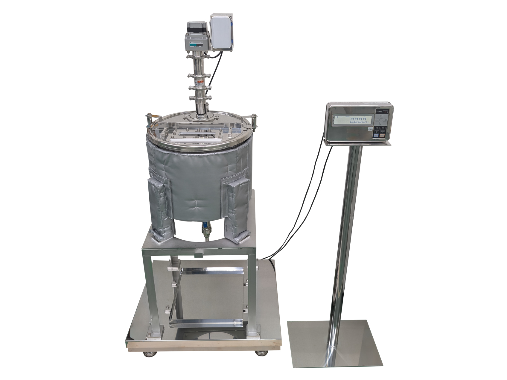 台はかりでタンク内容物を計測する様子