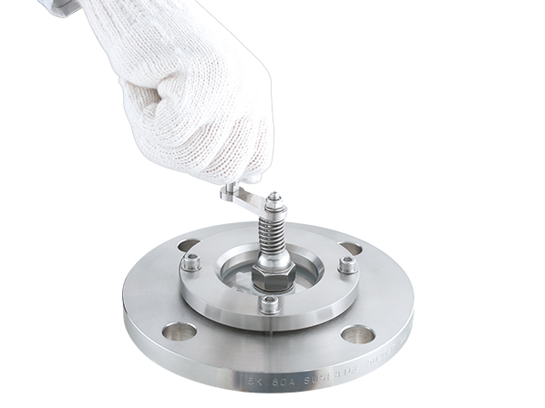 【新製品】窓の曇りに悩まされないのぞき窓｜フランジ型ワイパー付のぞき窓