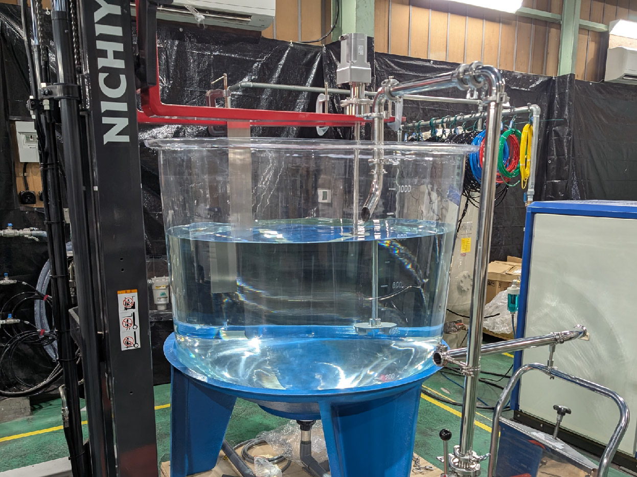 800Lスケールでの撹拌テストの様子。透明タンクで内部の流動を可視化しながら条件を詰めた。