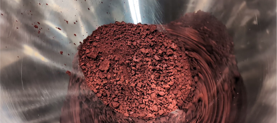 金属粉の供給・排出トラブルを解決するためのエアレーションホッパーによるデモ検証の様子