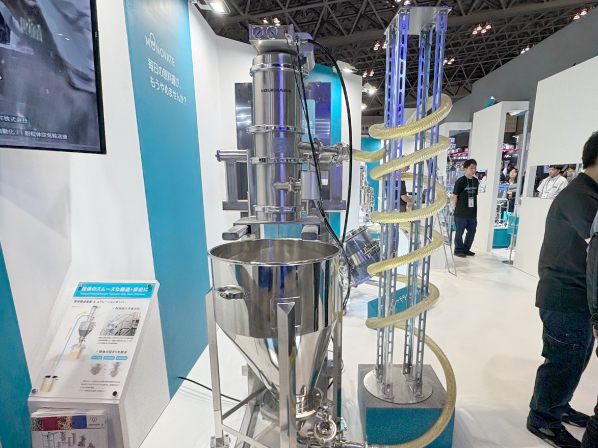 空気輸送機とホッパータンク