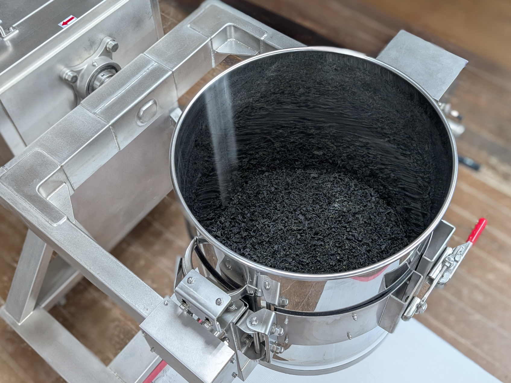 【お客様の声】手作業混合からの脱却！
6人作業を2人で実現、生産効率と作業負担を大幅改善