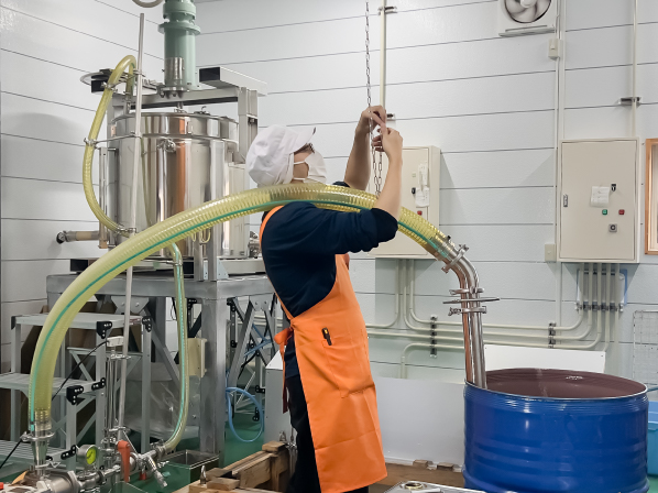 【お客様の声】「外注に払っていた前処理コストをなくせた」湯煎・撹拌・搬送を一体化し、蜂蜜製造の作業時間は1/3に